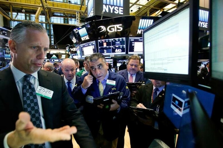 １１月１１日、米株はダウ終値で連日過去最高値を更新、週間では２０１１年以来の高い伸びとなった。写真はニューヨーク証券取引所のトレーディングフロアの様子。前日撮影。（２０１６年　ロイター／ Brendan McDermid）