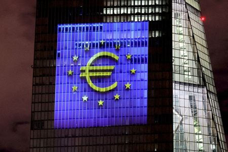 　複数の関係筋によると、欧州中央銀行（ＥＣＢ）の多くの当局者は、インフレ抑制のため主要政策金利を２％以上に引き上げなければならないリスクが高まっていると認識している。写真はＥＣＢの建物。２０２１年１２月撮影（２０２２年　ロイター／Wolfgang Rattay）