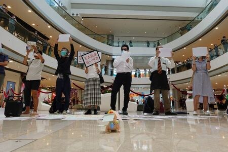 　７月８日、不動産コンサルティング会社ＣＢＲＥは、香港の商業施設の空室率が今年下半期にさらに上昇するとの見通しを示した。海外の衣料ブランドや高級ブランドが店舗の統廃合を進めているという。写真は国家安全維持法に反対する市民。７月６日、香港のショッピングモールで撮影（２０２０年　ロイター/Joyce Zhou）