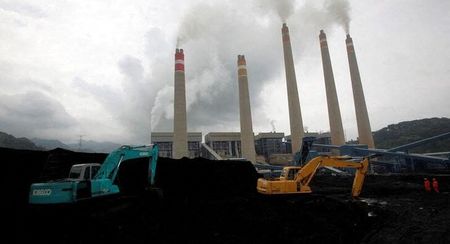 　インドネシアは石炭供給は依然として深刻な状況にあるとの認識を示した。政府は５日に石炭輸出の禁止措置を再検討する。写真は２０１０年１月、インドネシアのスララヤにある発電所で撮影（２０２２年　ロイター）