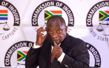 　５月１０日、南アフリカのラマポーザ大統領は、新型コロナウイルスワクチンを富裕国が独占する一方、貧困国の何百万人もの人々がワクチンを待ちながら死んでいくとしたら、それは「ワクチン・アパルトヘイト」であると述べた。写真は先月、ヨハネスブルクで代表撮影（２０２１年　ロイター）