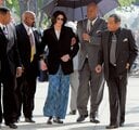 ボディーガードに支えられて裁判所に到着（05年3月10日）　KIMBERLY WHITE-REUTERS