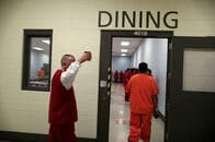 米移民収容施設で、ハンスト中の収容者を鼻チューブで虐待か