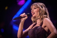 【画像】「新作ラブコメの予告編？」テイラー・スウィフトの観戦写真が一瞬でミーム化...ネットユーザーたちのおもちゃに