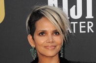 【写真】大自然でセクシー衣装披露も...ハル・ベリーのインスタ投稿に写り込んだ「うんちに見える」と話題の黒い物体