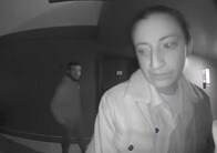 【動画】「あまりに恐ろしい...」帰宅中の女性の背後に迫る「見知らぬ男」、玄関カメラが捉えた「恐怖映像」にSNS震撼