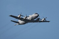 その距離わずか5メートル...中国戦闘機がカナダ哨戒機に「異常接近」、記録映像で分かるその近さ