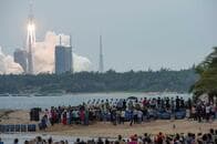 中国ロケット残骸、燃え尽きず地球に落下する可能性　米空軍も警戒態勢に入る