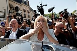 仏極右ルペン氏、27年大統領選へ始動　有罪判決で出馬に賛否