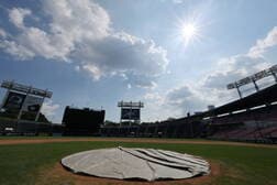 【韓国プロ野球が異例の全面試合中止】観客25人が熱中症疑い､2人は意識失い　11日再開後は19時開始に