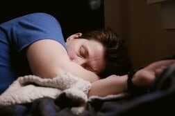 「レム睡眠」が多いほど病気のリスク低下　80以上の疾患と関連