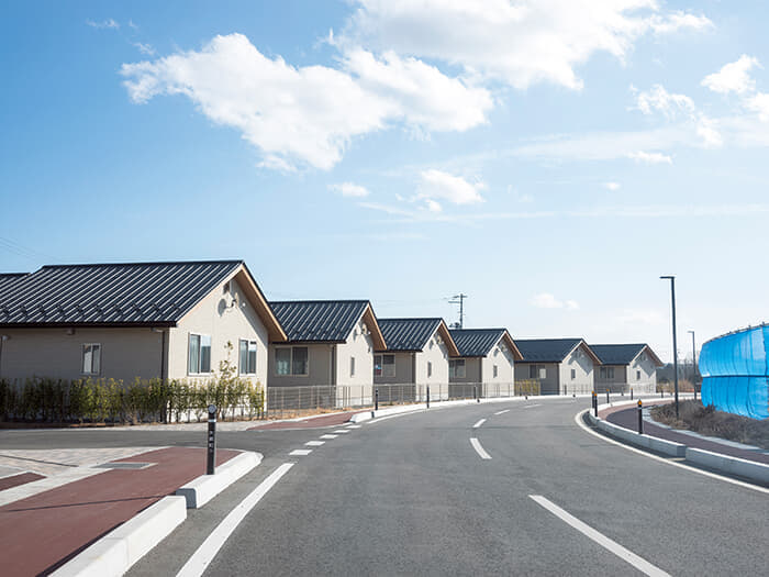 整備された再生賃貸住宅(大熊町、25年)。自宅が帰還困難区域内にあったり、域外でも解体せざるを得なかった住民に加え、移住者も利用する。何もない場所に真新しい道路と住居が現れ、さながら映画のセットのようだ"