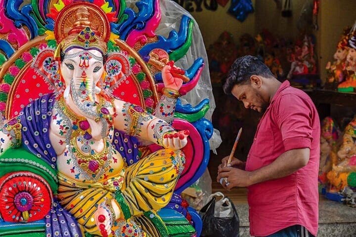 色とりどりに飾り付けられたガネーシャ像