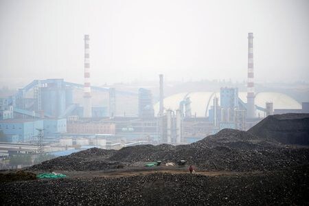 　１１月２５日、中国生態環境省は、石炭や農業、石油など主要産業のメタン排出量を調査し、排出量削減に向けた行動計画を公表する方針を明らかにした。写真は１１月４日、河南省汝州市の炭鉱で撮影（２０２１年　ロイター/Aly Song）