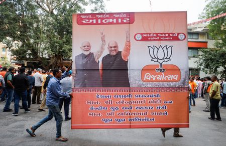　インドで１１月に行われた４州の議会選の開票結果が３日明らかにされ、モディ首相が率いる与党のインド人民党（ＢＪＰ）が３州で勝利した。写真はアーメダバードで同日撮影した、ＢＪＰの支持者ら（２０２３年　ロイター／Amit Dave）