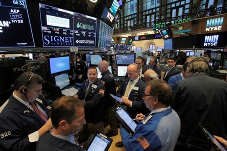 　３月１８日、米国の家計資産を１６兆４０００億ドル（約１７４６兆円）も減らした金融危機の幕開けから１０年を経た今、米国民はまだ自国の株式市場に対して以前ほどの情熱を抱くには至っていない。ニューヨーク証券取引所で１４日撮影（２０１８年　ロイター/Andrew Kelly）