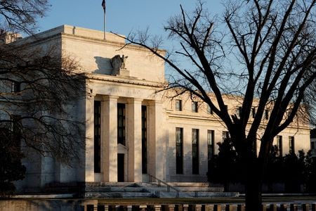 米連邦準備理事会（ＦＲＢ）が２１日に公表した１０月３１日─１１日１日の連邦公開市場委員会（ＦＯＭＣ）議事要旨によると、当局者は今後の利上げについて慎重なアプローチを取ることが可能であり、インフレ低下の進展が不十分であることを示す情報が入ってきた場合にのみ、金利を引き上げる必要があるとの見解で一致した。２０２２年１月撮影（２０２３年　ロイター/Joshua Roberts/File Photo）