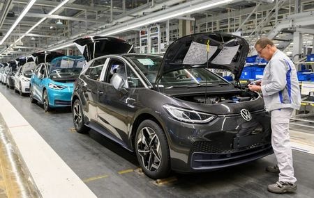 　３月１７日、ドイツの自動車大手フォルクスワーゲン（ＶＷ）グループは、新型コロナウイルスの感染拡大を受けて、今週中にイタリア、ポルトガル、スロバキア、スペインの工場を操業停止にすると発表した。写真はツウィッカウの同社製造工場で２月撮影（２０２０年　ロイター／Matthias Rietschel）