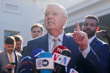 　トランプ米大統領は２８日、ウクライナのゼレンスキー大統領とホワイトハウスで会談したが、ロシアへの対応などを巡り厳しい口論となり決裂した。米議員からは「無礼」「米国の恥」などさまざまな声が聞かれた。写真は共和党のグラハム上院議員（２０２５年　ロイター/Nathan Howard）