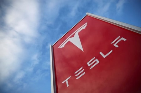 　５月２日、米電気自動車（ＥＶ）メーカー、テスラが発表した第１・四半期決算は、過去最大の赤字を記録した。２月７日、ロンドンで撮影（２０１８年　ロイター/Hannah McKay）