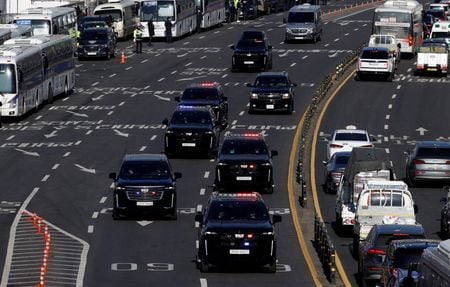 　１月１５日、韓国の高官犯罪捜査庁（高捜庁）や警察などによる合同捜査本部は尹錫悦大統領を拘束したことを明らかにした。写真は拘束された尹氏を乗せているとみられる車列。ソウルで撮影（２０２５年　ロイター/Tyrone Siu）