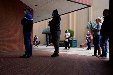 米労働省が２５日に発表した１１月２１日までの１週間の新規失業保険申請件数（季節調整済み）は７７万８０００件と、２週連続で増加した。アーカンソー州フォートスミスで４月撮影（２０２０年　ロイター/NICK OXFORD）