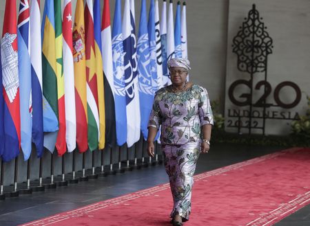 世界貿易機関（ＷＴＯ）のオコンジョイウェアラ事務局長は１６日、ロイターのインタビューに応じ、ウクライナ戦争や食料・燃料価格の上昇、インフレ高進で世界的に見通しが不透明になっており、一部主要国はリセッション（景気後退）入りする現実的なリスクに直面していると警告した。写真はバリで１５日撮影（２０２２年　ロイター）