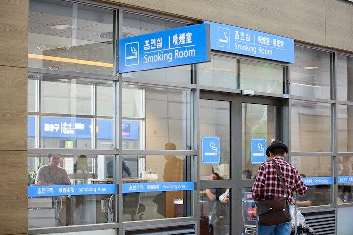 写真は仁川空港の喫煙ルーム　Dobino-iStock