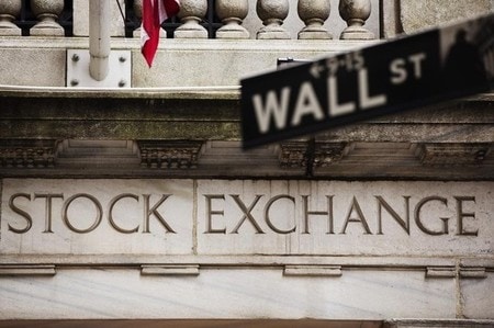 米国株式市場はダウ平均が終値の最高値を更新。ダウ平均とＳ＆Ｐは取引時間中の最高値も更新した。写真は２０１３年５月、ニューヨーク証券取引所前で撮影（２０１６年　ロイター/Lucas Jackson）
