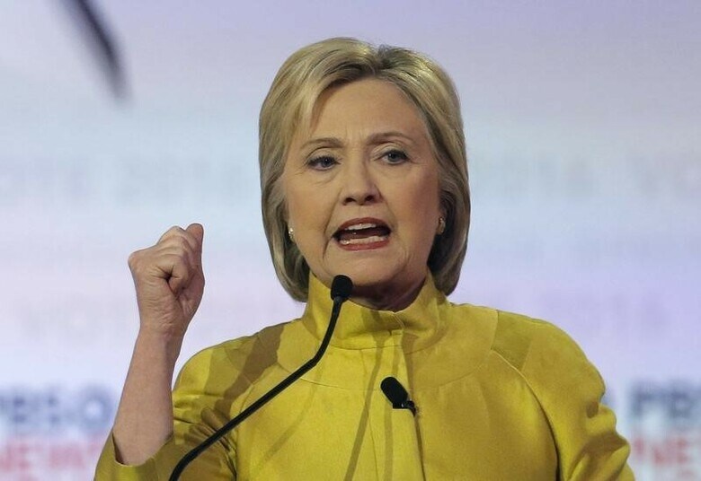 ２月１１日、米大統領選の民主党有力候補、ヒラリー・クリントン前国務長官は、米下院の黒人議員団から支持の表明を受けた。写真はウィスコンシン州で１１日撮影（２０１６年　ロイター／Jim Young）