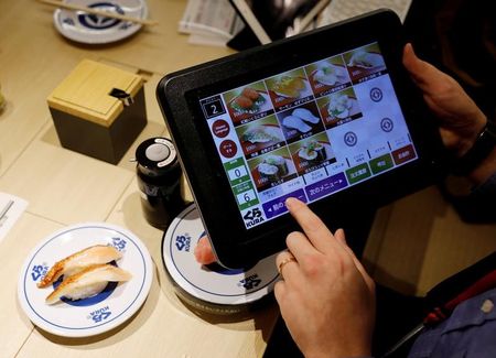 １月２１日、回転寿司チェーンくら寿司は、グローバル戦略説明会で、２０３０年中に店舗数１０００店、売上高３０００億円と倍増を目指す計画を発表した。写真は都内のくら寿司店舗で撮影（２０２０年　ロイター/Kim Kyung-Hoon）