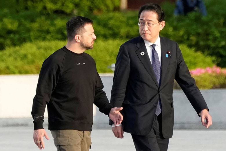 G7サミットで原爆死没者慰霊碑を訪れる岸田首相（右）とウクライナのゼレンスキー大統領（5月21日、広島）　Eugene Hoshiko/Pool via REUTERS