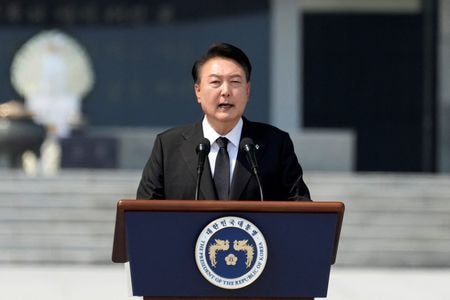　７月３日、韓国の尹錫悦大統領（写真）は、ドル流出を防ぐために米国と金利をある程度合わせることは避けられないと述べ、韓国銀行（中央銀行）に利下げ（訂正）を促した。写真は６月、韓国ソウルでの代表撮影（２０２４　ロイター）