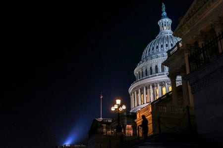 　米国の債務上限問題は、連邦政府が破滅的なデフォルト（債務不履行）に陥るほんの数日前という土壇場でようやく決着に至った。米首都ワシントンで１日撮影（２０２３年　ロイター/Evelyn Hockstein）