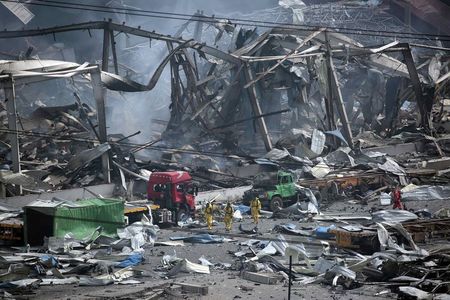 　８月１４日、中国天津市で起きた大規模爆発事故で、救助隊は１４日、がれきから生存者１人を救出した。天津で撮影（２０１５年　ロイター/Jason Lee）
