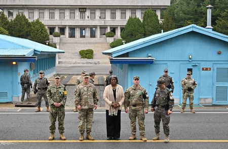 　４月１６日、    韓国を訪問している米国のトーマスグリーンフィールド国連大使（写真中央）は、非武装地帯にある板門店を訪れ、ロシアと中国に北朝鮮の制裁逃れを擁護しないよう求めた。板門店で代表撮影（２０２４年　ロイター）