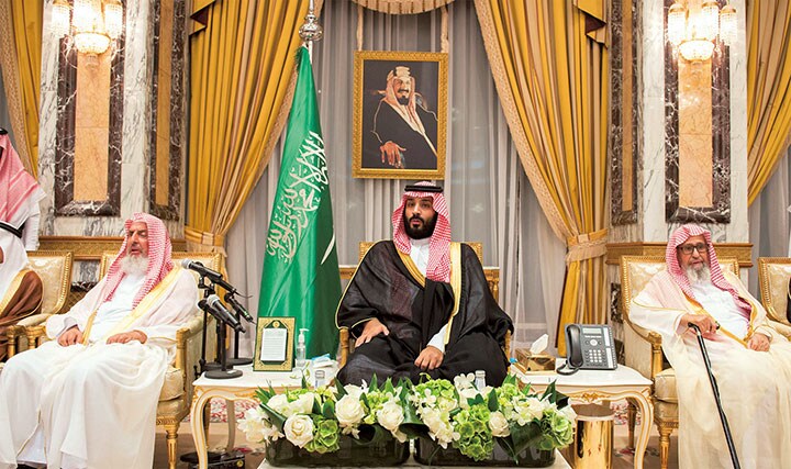 ムハンマド皇太子（中央）が実権を掌握して以降、サウジアラビアはイランとの対決姿勢を強めている　REUTERS