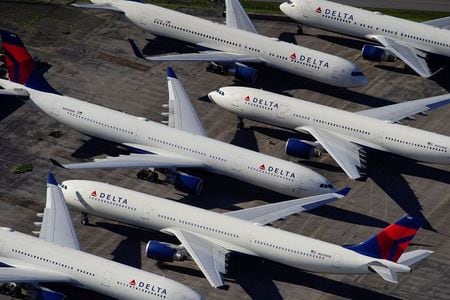 米デルタ航空とジェットブルー・エアウェイズは３日、米政府に対し従業員の給与支援を申請した。アラバマ州バーミンガムで３月撮影（２０１９年　ロイター/Elijah Nouvelage）