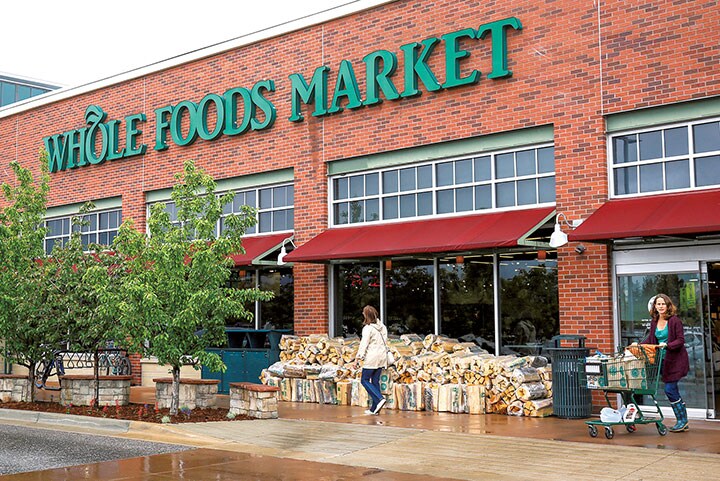 アマゾンの狙いはホールフーズ店舗のピックアップ拠点化？　Rick Wilking-REUTERS