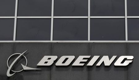 　１１月１１日、米ボーイングは、単通路型最新鋭機「７３７ＭＡＸ」の逆推力装置「スラスト・リバーサー」について、英ＧＫＮから部品供給を受ける契約を打ち切ったことを明らかにした。写真はロゴ、シカゴの本社で２０１３年４月撮影（２０１５年　ロイター/Jim Young）