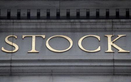 米国株式市場はダウ工業株３０種が終値ベースで過去最高値を更新した。ただナスダック総合は当初の上げから反転し、マイナス圏で終了した。写真は５月４日、ニューヨーク証券取引所前で撮影（２０２１年　ロイター／Brendan McDermid）