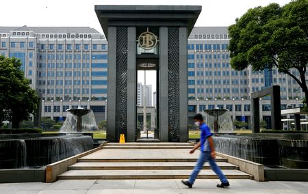 　インドネシア中央銀行のペリー・ワルジヨ総裁は２６日、ルピアの安定を維持するため、利用可能なあらゆる手段を「大胆に」用いる方針を示した。写真はジャカルタの中銀本部。２０２０年２月に撮影（２０２５年　ロイター/Ajeng Dinar Ulfiana）
