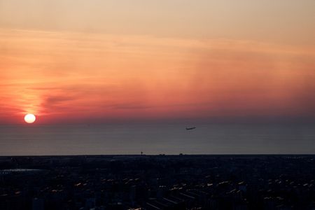 3月3日、ベイルートのラフィク・ハリリ空港から離陸する飛行機。REUTERS/Khalil Ashawi