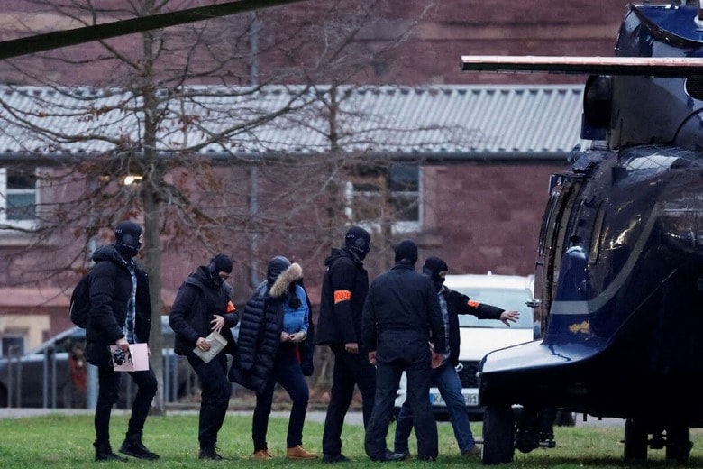 警察に連行される極右組織のメンバー（カールスルーエ、12月7日）　Heiko Becker-Reuters