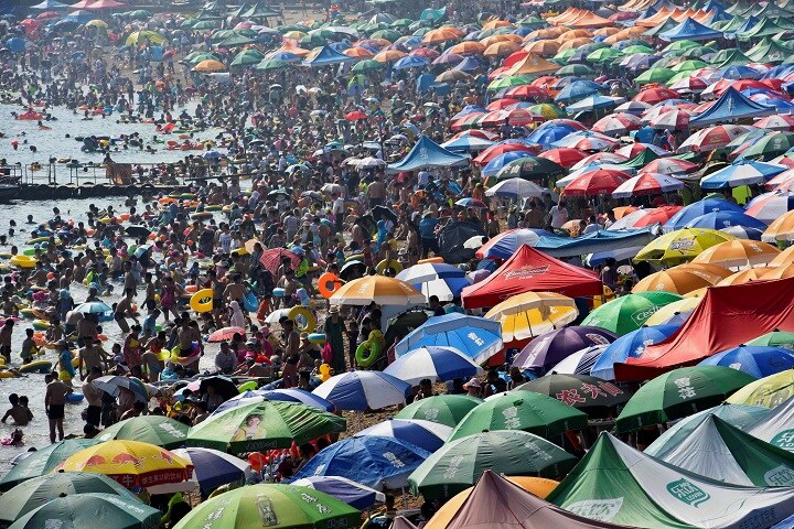 大連の海水浴場。不況とは思えない賑わい（2016年8月）