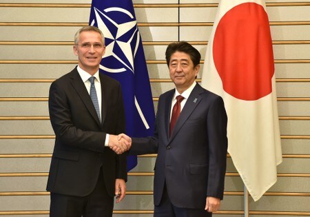 　１０月３１日、来日している北大西洋条約機構（ＮＡＴＯ）のストルテンベルグ事務総長（写真左）は３１日、安倍晋三首相（写真右）と会談した。ストルテンベルグ氏は、北朝鮮を「世界的な脅威」と指摘。両者は北朝鮮に強い圧力をかけることで一致した。写真は都内での代表撮影（２０１７年／ロイター）