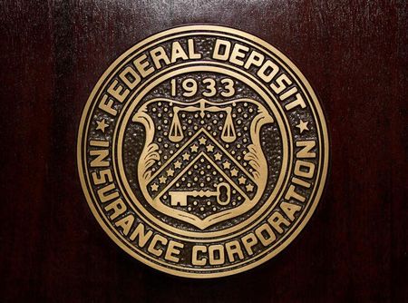 　米銀行規制当局が来週、資本規制の抜本的な見直し案を公表する予定で、最新の草案には大手行の住宅ローンについて国際基準を上回る要件が盛り込まれていると、ブルームバーグ・ニュースが１７日に報じた。ＦＤＩＣ本部で撮影（２０２３年　ロイター/Jason Reed）