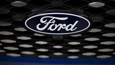 　１２月１４日、米自動車大手フォード・モーターと中国の電気自動車（ＥＶ）用電池大手、寧徳時代新能源科技（ＣＡＴＬ）は、米国のミシガン州かバージニア州に共同で電池工場を建設することを検討している。写真はフォードのロゴ。１日、英リバプールで撮影（２０２２年　ロイター/Phil Noble）