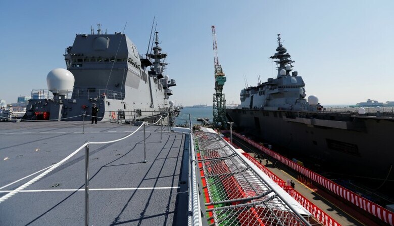 ３月２２日、空母のような外観の海上自衛隊の護衛艦「かが」が就役した。多数のヘリコプターを搭載できる日本の艦艇は４隻体制となり、海自のすべての護衛隊群に１隻ずつ配備されることになる。写真は横須賀港での海上自衛隊による就役式で撮影（２０１７年　ロイター／Toru Hanai）