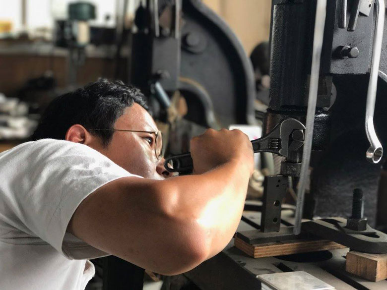 新たに工場長としてやってきた石川浩之さん。もともと時計の修理などを手がけていたが、モノ作りへの強い憧れがあったという　Photo：団遊